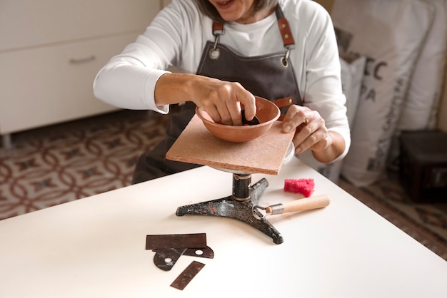 Foto gratuita artesano de cerámica en el estudio creando cerámica