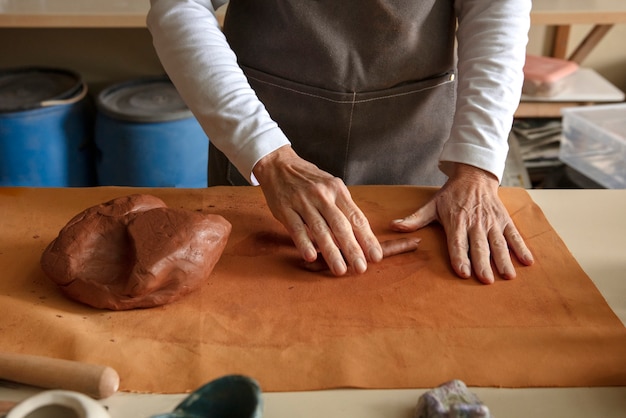 Artesano de cerámica en el estudio creando cerámica