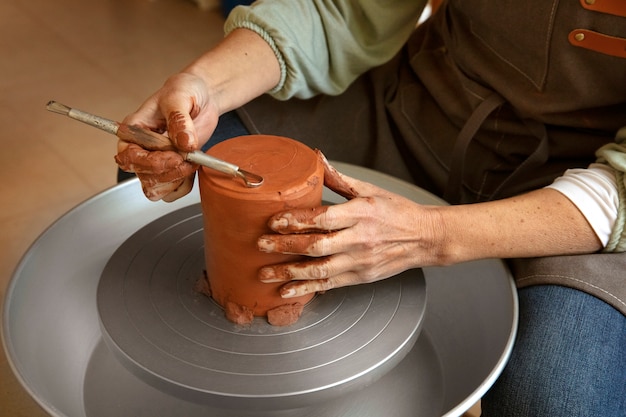 Foto gratuita artesano de cerámica en el estudio creando cerámica