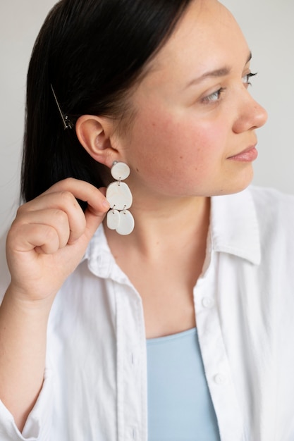 Artesano femenino mostrando earing artesanal