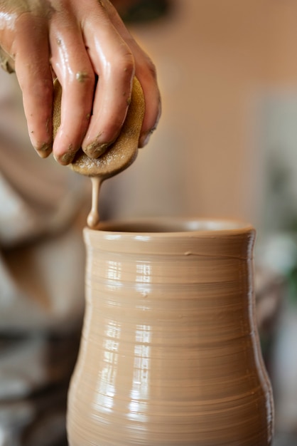 Foto gratuita artesano haciendo cerámica en estudio