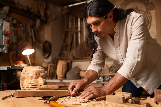 Foto gratuita artesano haciendo tala de madera