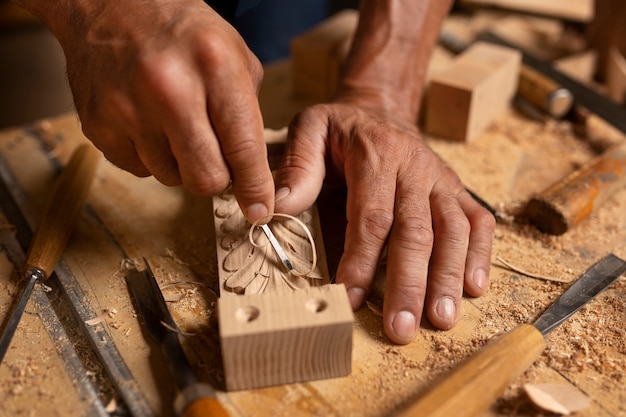 Artesano haciendo tala de madera