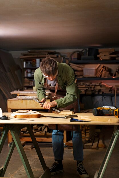 Artesano de tiro completo haciendo tala de madera.