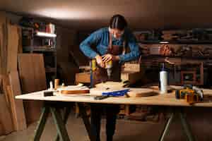 Foto gratuita artesano de tiro completo haciendo tala de madera.