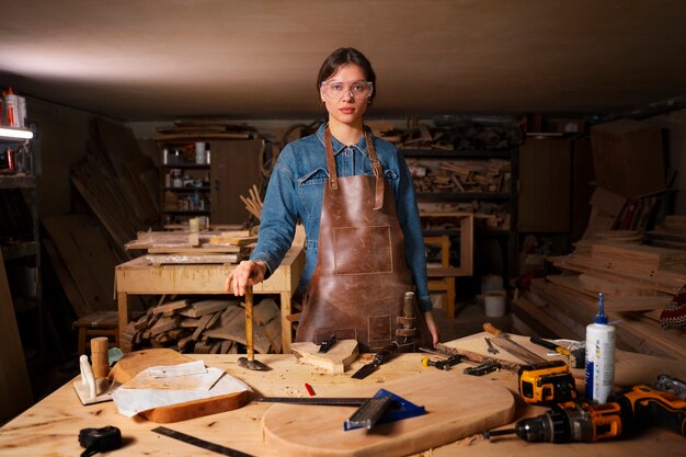 Artesano de tiro medio haciendo tala de madera