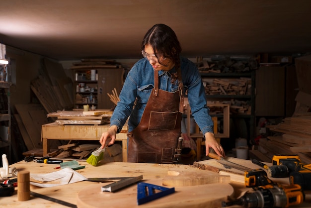 Artesano de tiro medio haciendo tala de madera