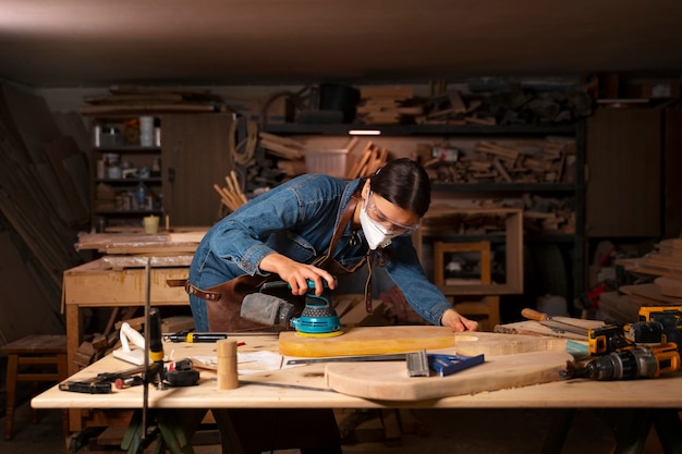 Artesano de tiro medio haciendo tala de madera