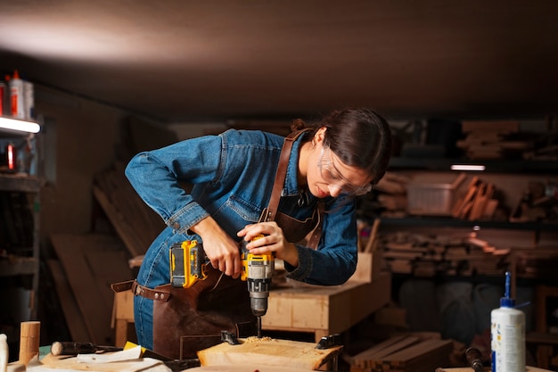 Artesano de tiro medio haciendo tala de madera