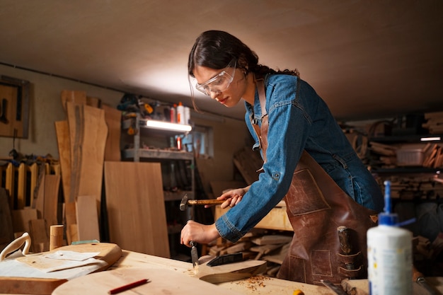 Artesano de tiro medio haciendo tala de madera