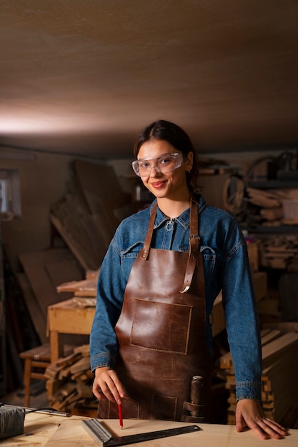 Foto gratuita artesanos sonrientes de tiro medio en el taller.