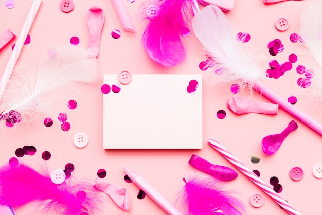 Foto gratuita artículos decorativos con bloc de notas en blanco sobre fondo rosa