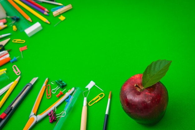 Artículos escolares en la pizarra verde &quot;Volver a la escuela de fondo&quot;