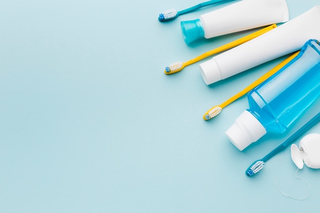 Artículos de higiene dental copia espacio