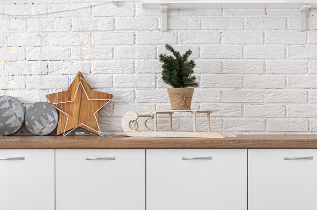 Artículos navideños decorativos en el interior de una cocina moderna.