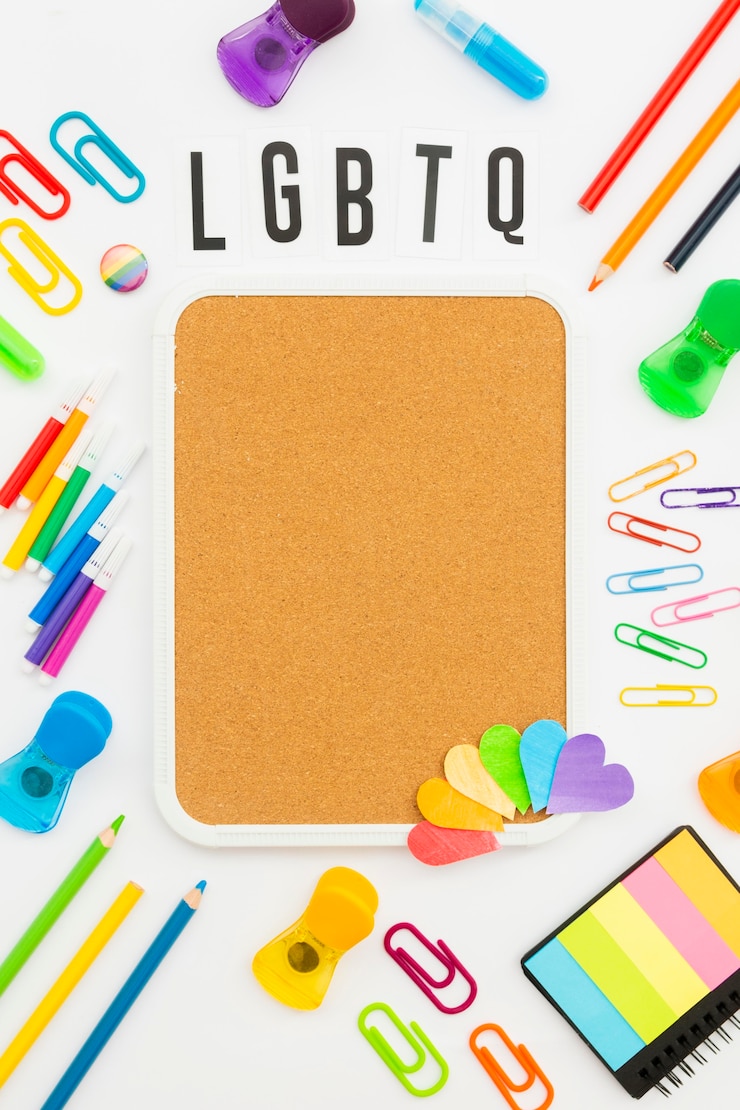 Foto gratuito artículos de papelería de espacio de copia de concepto de orgullo gay