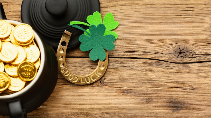 Foto gratuito artículos de san patricio en la vista superior de la mesa de madera