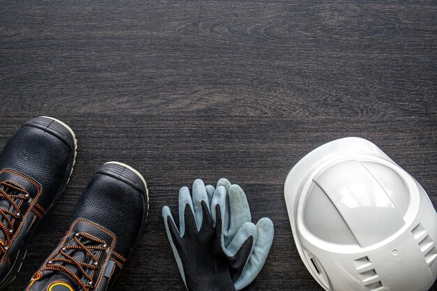 Artículos de uniforme de trabajo de electricista en una vista superior de fondo de madera