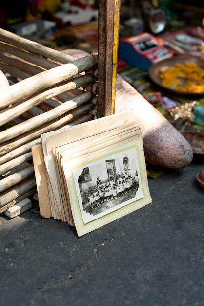 Foto gratuita artículos vintage de alto ángulo en el mercado de segunda mano.