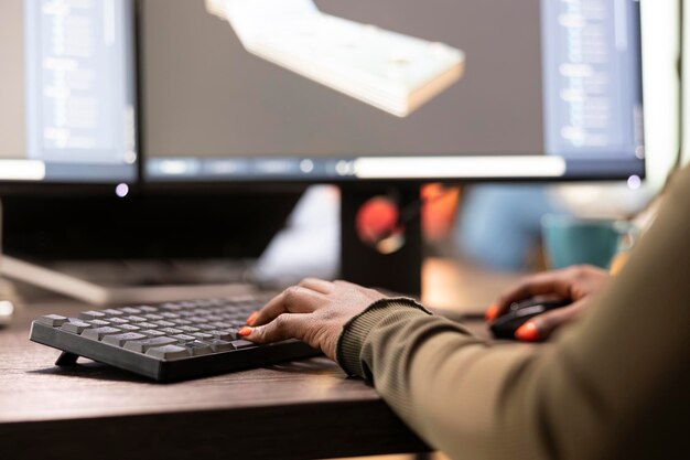 Artista 3D refinando la geometría del modelo