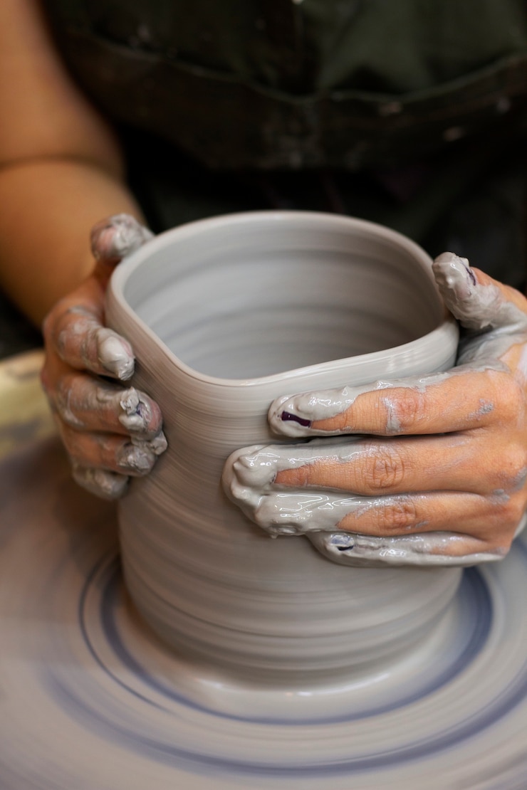 Foto gratuito artista de alto ángulo haciendo cerámica.