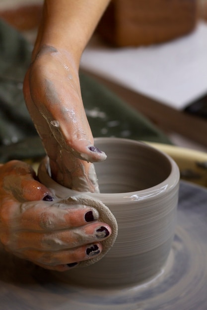 Artista de alto ángulo haciendo cerámica.