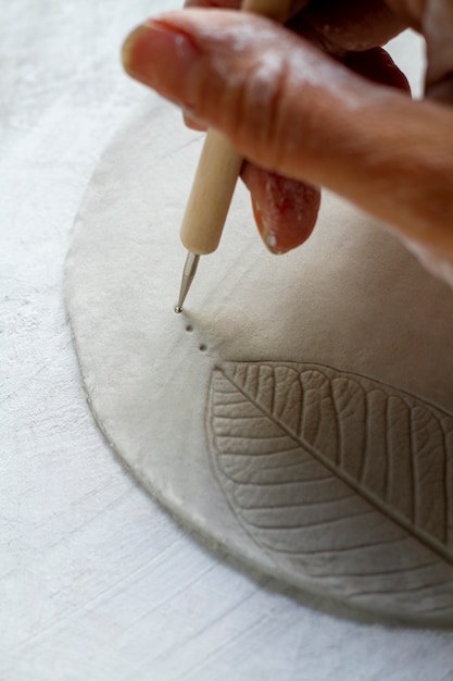 Artista de alto ángulo haciendo cerámica.