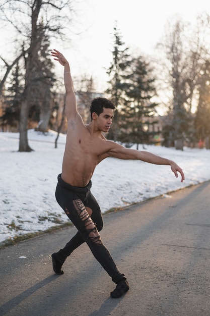 Foto gratuita artista de ballet de ángulo bajo en la calle