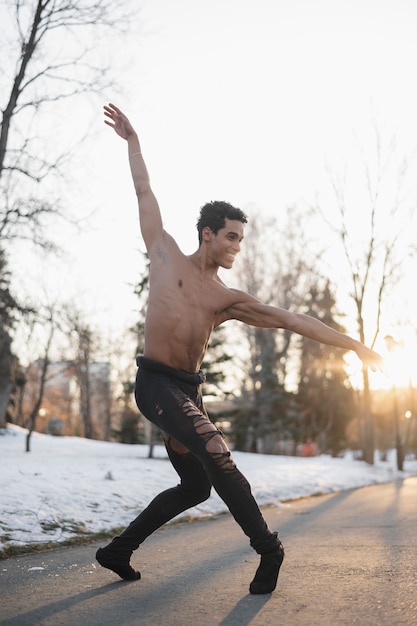 Foto gratuita artista de ballet masculino de ángulo bajo