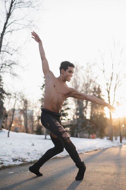 Artista de ballet masculino de ángulo bajo