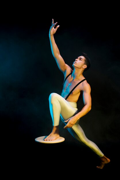 Artista de ballet masculino moderno bailando en primer plano