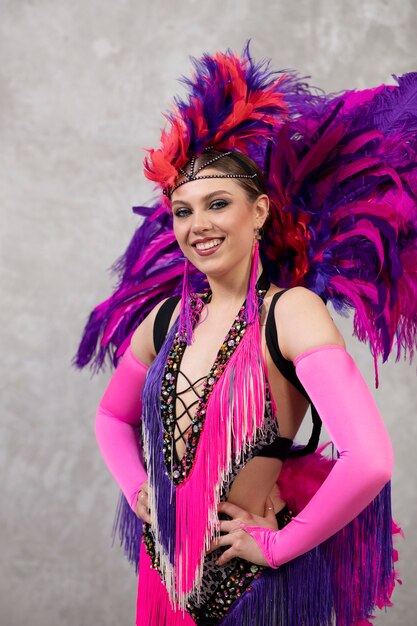 Artista de cabaret femenino posando en traje de plumas