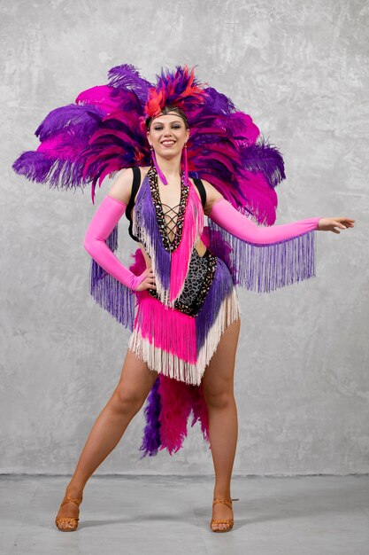 Artista de cabaret femenino posando en traje de plumas