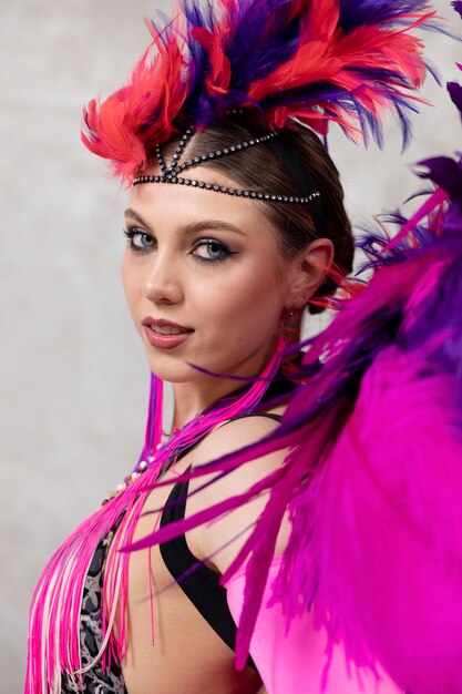 Artista de cabaret femenino posando en traje de plumas