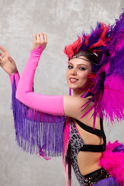 Artista de cabaret femenino posando en traje de plumas