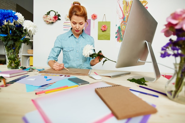 Foto gratuita artista enfocado en el trabajo