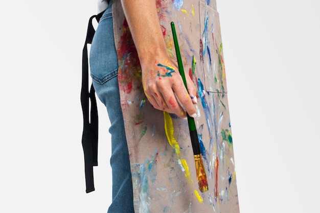 Artista femenina sosteniendo un pincel