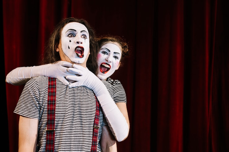Foto gratuito artista femenino del mime que agarra el cuello del mime masculino