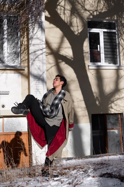 Artista hombre actuando en el ballet callejero