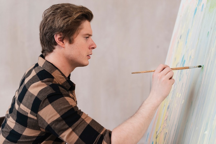 Foto gratuito artista lateral hombre pintura sobre lienzo