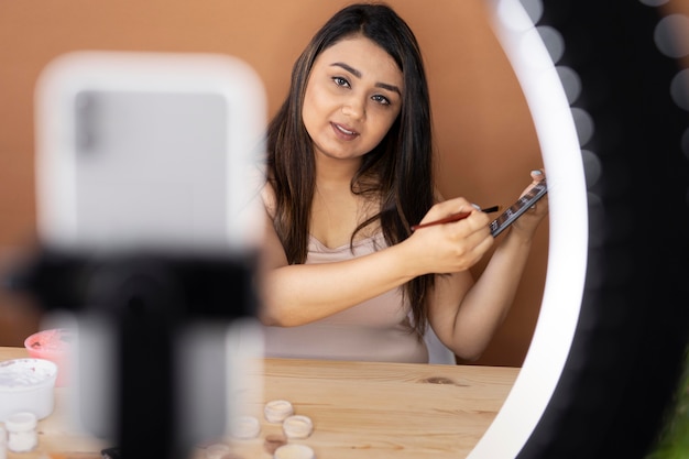 Artista de maquillaje vlogueando sus tutoriales