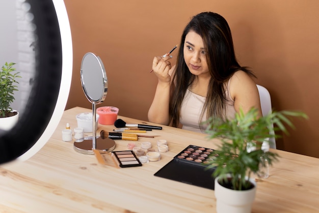 Artista de maquillaje vlogueando sus tutoriales