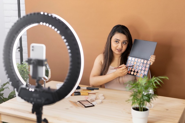 Artista de maquillaje vlogueando sus tutoriales