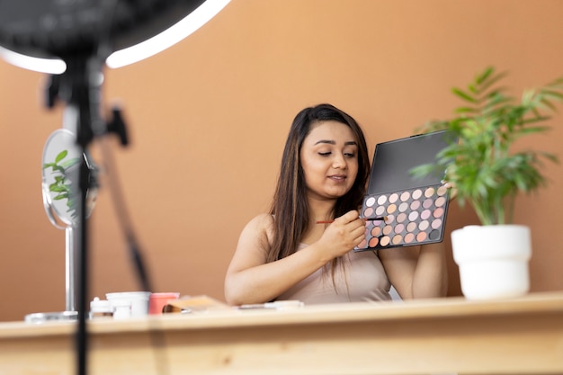 Artista de maquillaje vlogueando sus tutoriales