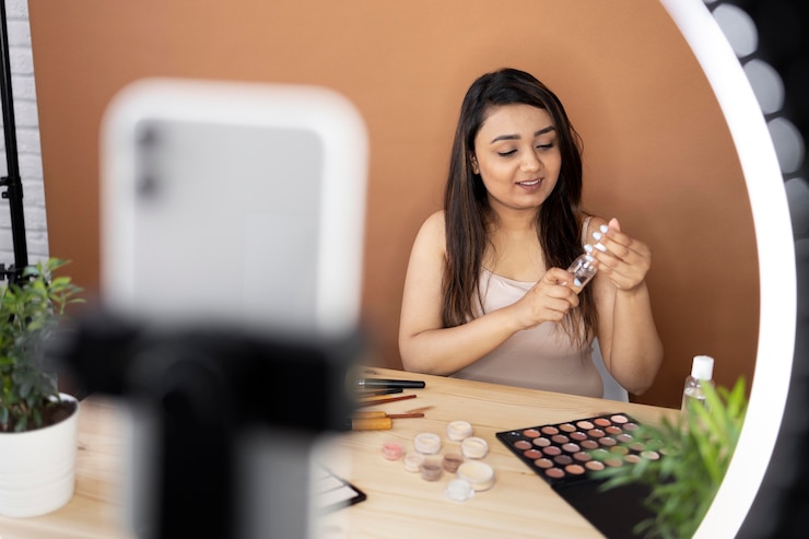 Foto gratuito artista de maquillaje vlogueando sus tutoriales