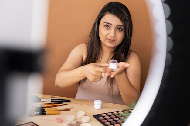 Artista de maquillaje vlogueando sus tutoriales