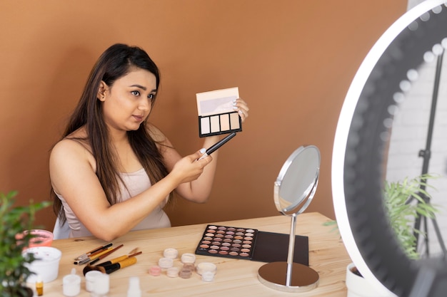 Foto gratuita artista de maquillaje vlogueando sus tutoriales