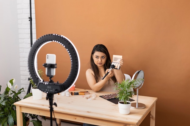 Artista de maquillaje vlogueando sus tutoriales