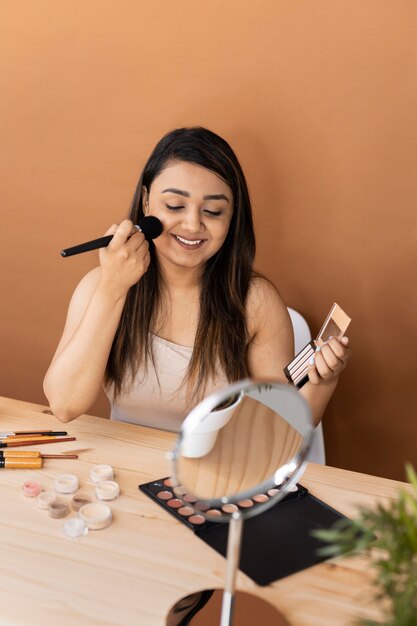 Artista de maquillaje vlogueando sus tutoriales