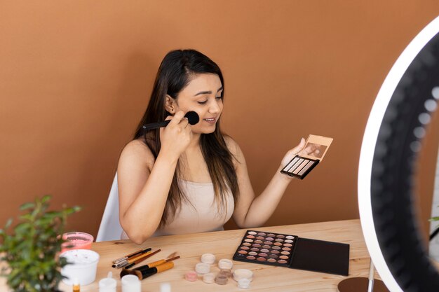 Artista de maquillaje vlogueando sus tutoriales